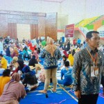 Ketua KPU Agam Herman Susilo sedang memantau pelipatan surat suara. Antara/Altas Maulana.-1705397203
