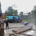 Menko PMK Muhadjir Effendy saat meninjau pengeboran air bersih di Desa Duren, Banjarnegara, Jawa Tengah. (ANTARA/HO-Kemenko PMK)-1704362169