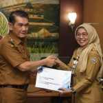 PJ Wako Pontianak (kiri) menyerahkan DPA kepada OPD di lingkungan Pemerintah Kota Pontianak (ANTARA/Prokopim PTK)-1704284072