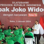 Presiden Joko Widodo saat bersama karyawan pabrik teh PT Tong Jie di Tegal, Rabu (3/1/2024). (ANTARA/HO-Oky Lukmansyah)-1704284923