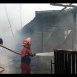 Salah seorang petugas Damkar Kota Bengkulu saat berusaha memadamkan api di ruman bedengan. ANTARA/Anggi Mayasari-1704189869
