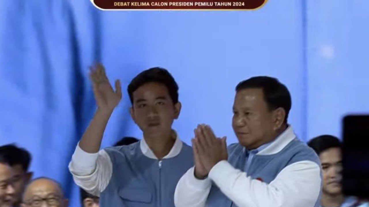 Pasangan calon presiden dan wakil presiden nomor urut dua Prabowo Subianto dan Gibran Rakabuming Raka terlihat tampil berbeda dalam balutan jaket yang didominasi warna biru langit dan putih ketika menghadiri debat kelima capres di JCC, Jakarta, Minggu (4/2/2024). (ANTARA/Youtube-KPU RI)