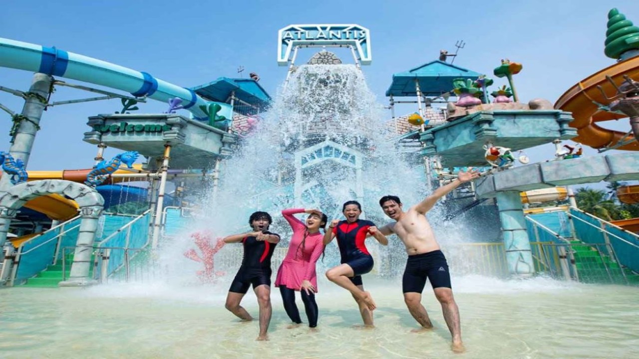 Pengunjung menikmati keseruan di wahana air Taman Impian Jaya Ancol/ist