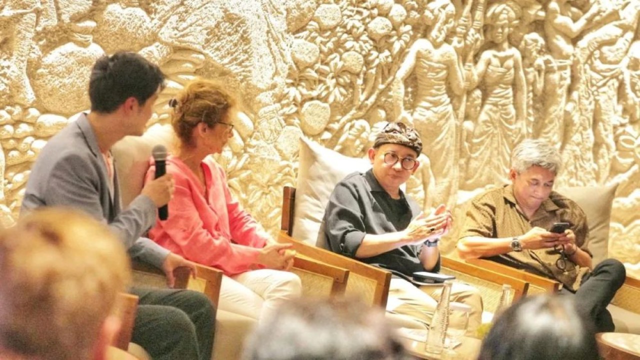 Menteri Kebudayaan Fadli Zon (kedua kanan), sutradara Andi Bachtiar Yusuf (pertama kanan), penulis dan produser Jepang-Kanada Richard Rowland, serta aktor Indonesia Donny Damara menyampaikan keterangan pada penutupan Festival Film Internasional Bali (Balinale) ke-18 di Sanur, Denpasar, Bali, Sabtu (7/6/2025). (Foto: ANTARA/HO-Kementerian Kebudayaan)