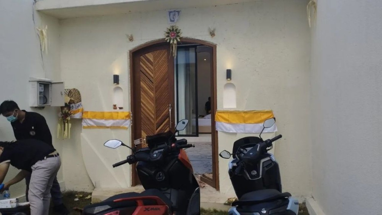 Tampak depan vila Casa Santisya 1, Banjar Sedahan, Desa Munggu, Kecamatan Mengwi, Kabupaten Badung, Bali, Sabtu (14/6/2025) usai terjadi peristiwa penembakan terhadap WNA Australia. (Foto: ANTARA/Rolandus Nampu)