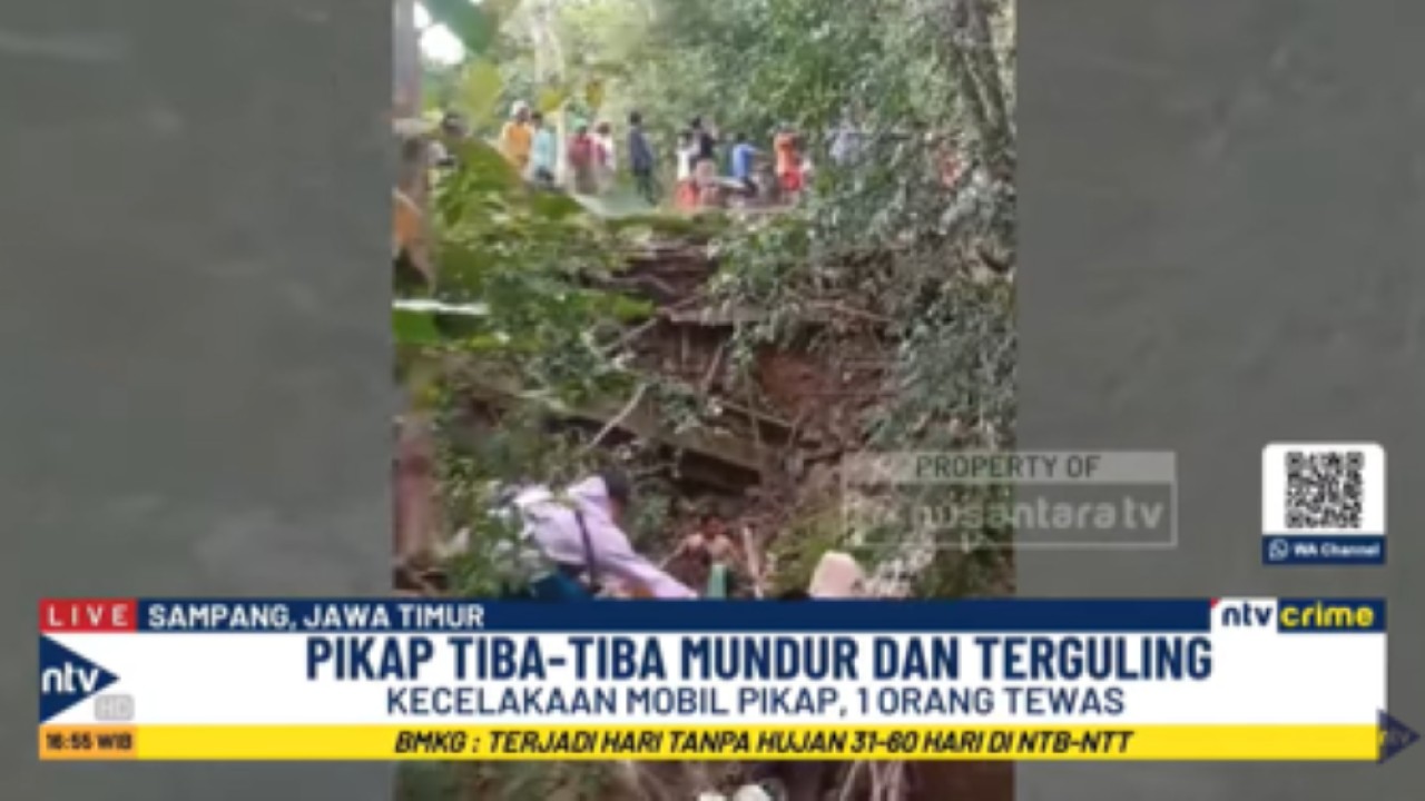 Sebuah pikap yang membawa rombongan emak-emak di Sampang yang akan melayat terguling di jembatan
