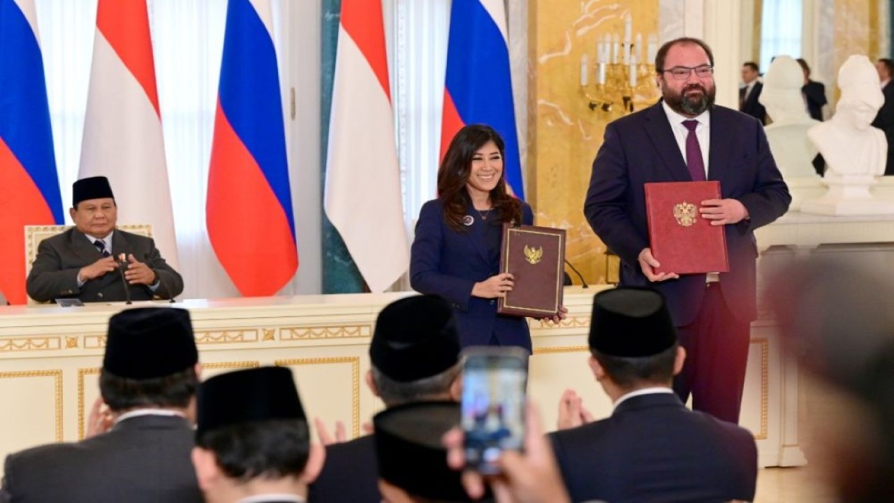 Presiden Prabowo Subianto dan Presiden Rusia Vladimir Putin menyaksikan penandatanganan MoU Diplomasi Digital RI-Rusia. (Foto: Istimewa/Komdigi)