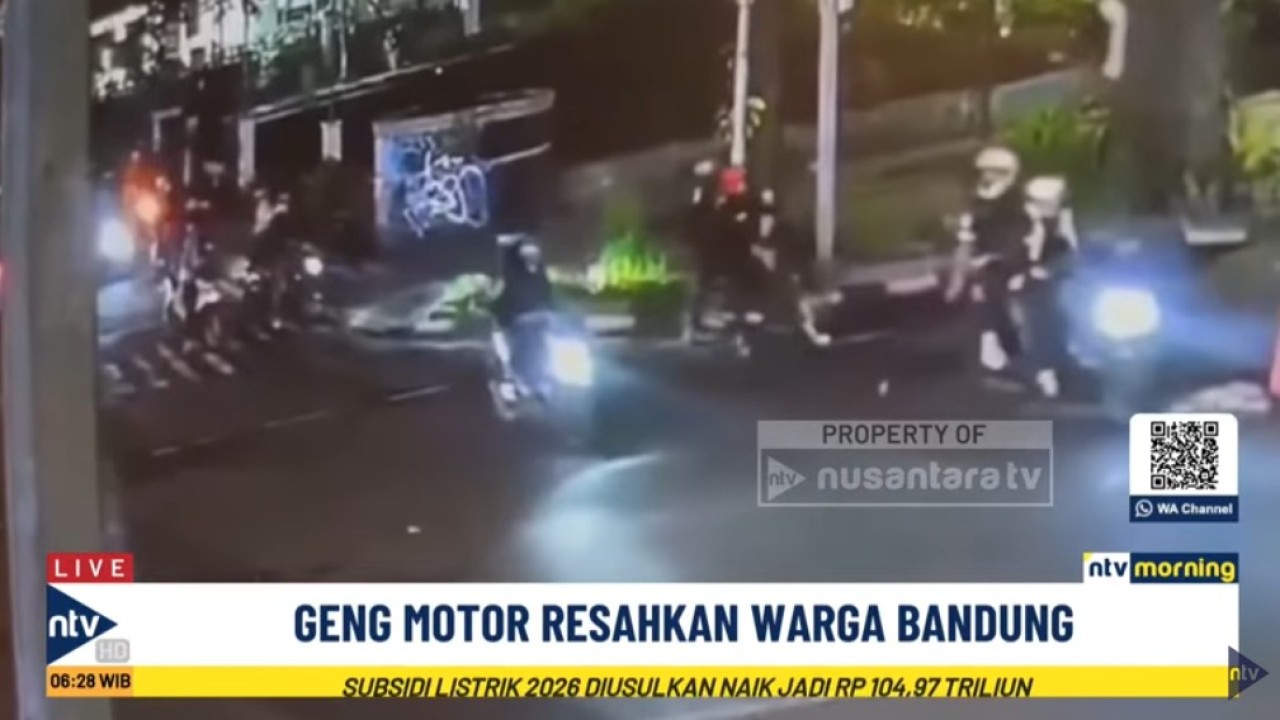 Sekelompok geng motor terekam kamera tengah melakukan pengeroyokan terhadap seorang warga di Jalan Sulanjana, Bandung.
