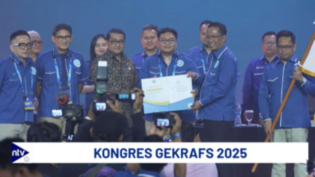 Ketua Umum Gekrafs 2025-2030 Kawendra Lukistan berfoto bersama Menteri Ekonomi Kreatif (Ekraf), Teuku Riefky Harsya, Menteri Hukum Supratman Andi Agtas, Ketua Dewan Pembina Gekrafs Sandiaga Uno dan jajaran pengurus