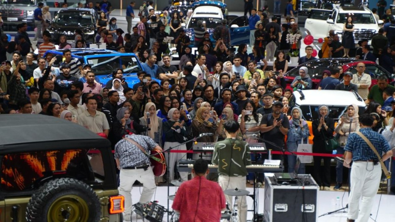 Sejumlah peserta pameran GIIAS 2025 menghadirkan artis-artis ternama Indonesia untuk menyapa dan menghibur pengunjung secara langsung. (Foto: Istimewa)