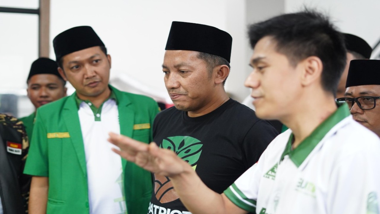 Ketua Umum PP GP Ansor Addin Jauharudin meninjau proses produksi konvensi milik BUMA PC GP Ansor Kabupaten Bandung, Sabtu (5/7/2025). (Foto: Istimewa)