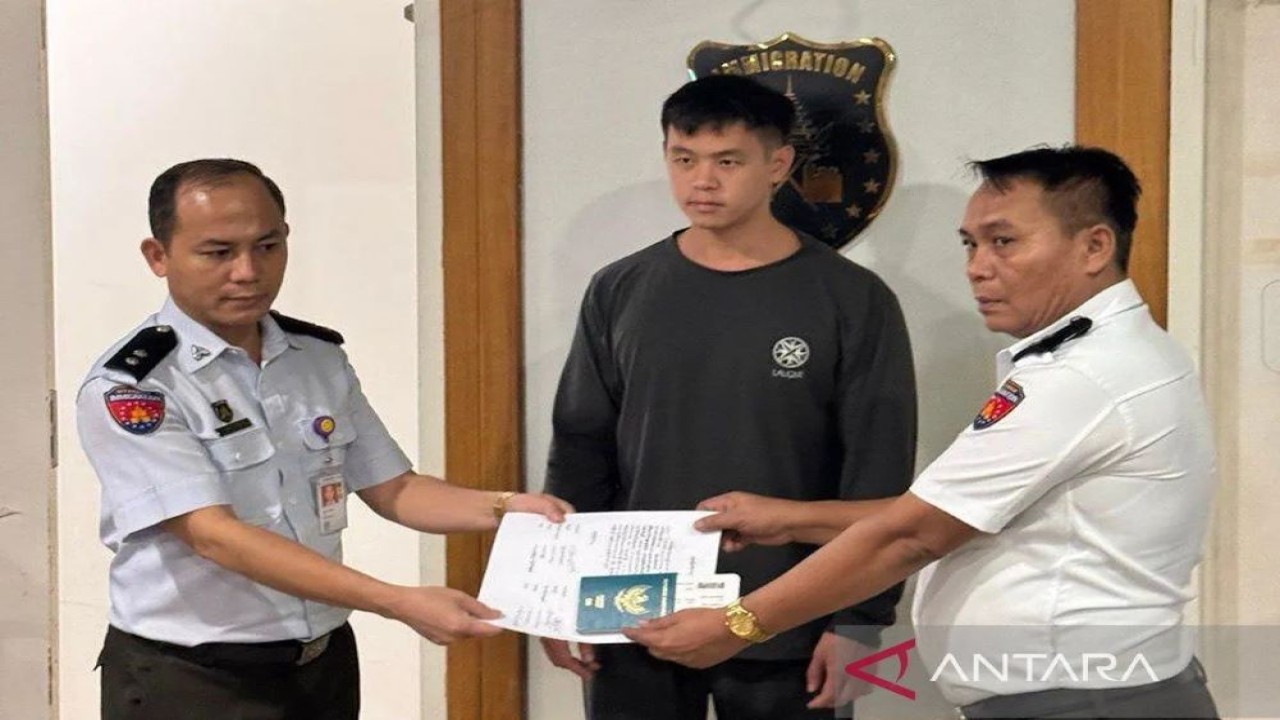 WNI Arnold Putra (tengah) saat sampai di Indonesia, Senin (21/7/2025). ANTARA/HO-Humas Kemhan.