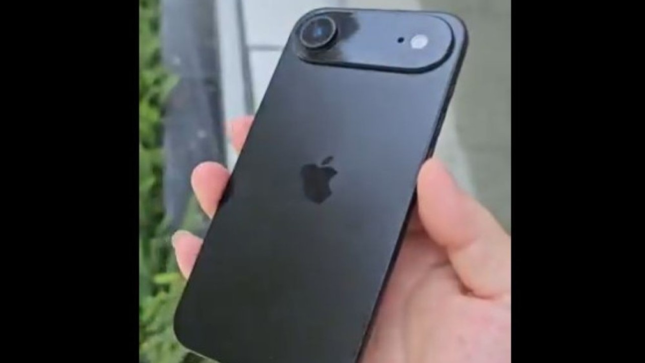 Dummy iPhone 17 Air Black. (Foto: Tangkapan layar X @MajinBuOfficial)