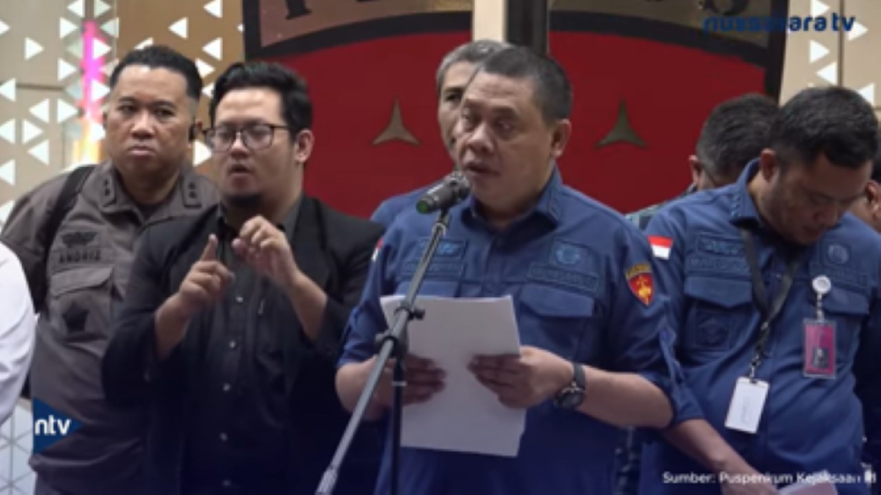 Direktur Penyidikan Jaksa Agung Muda Tindak Pidana Khusus (Jampidsus), Abdul Qohar memberikan keterangan pers terkait kerugian negara akibat korupsi minyak mentah