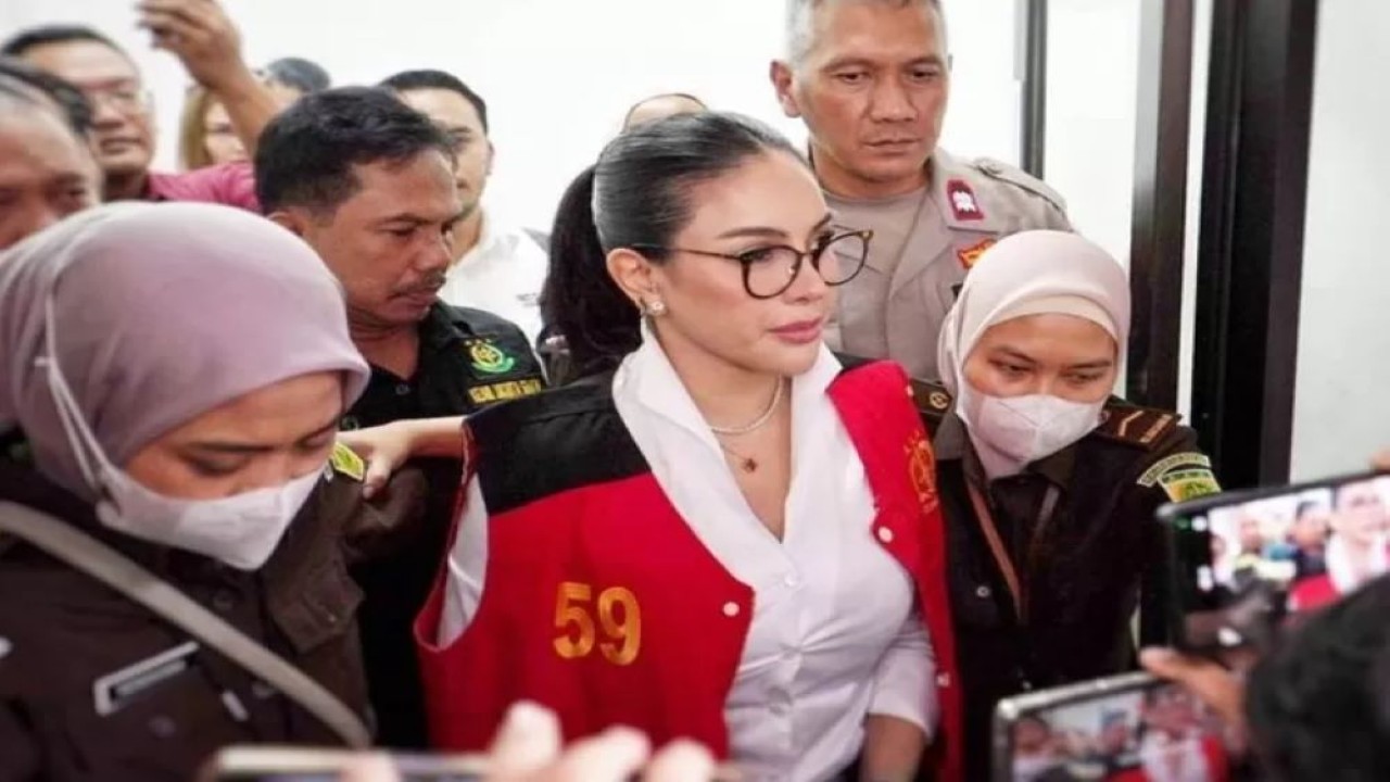 Nikita Mirzani dikawal petugas saat memasuki ruang sidang di pengadilan/ist