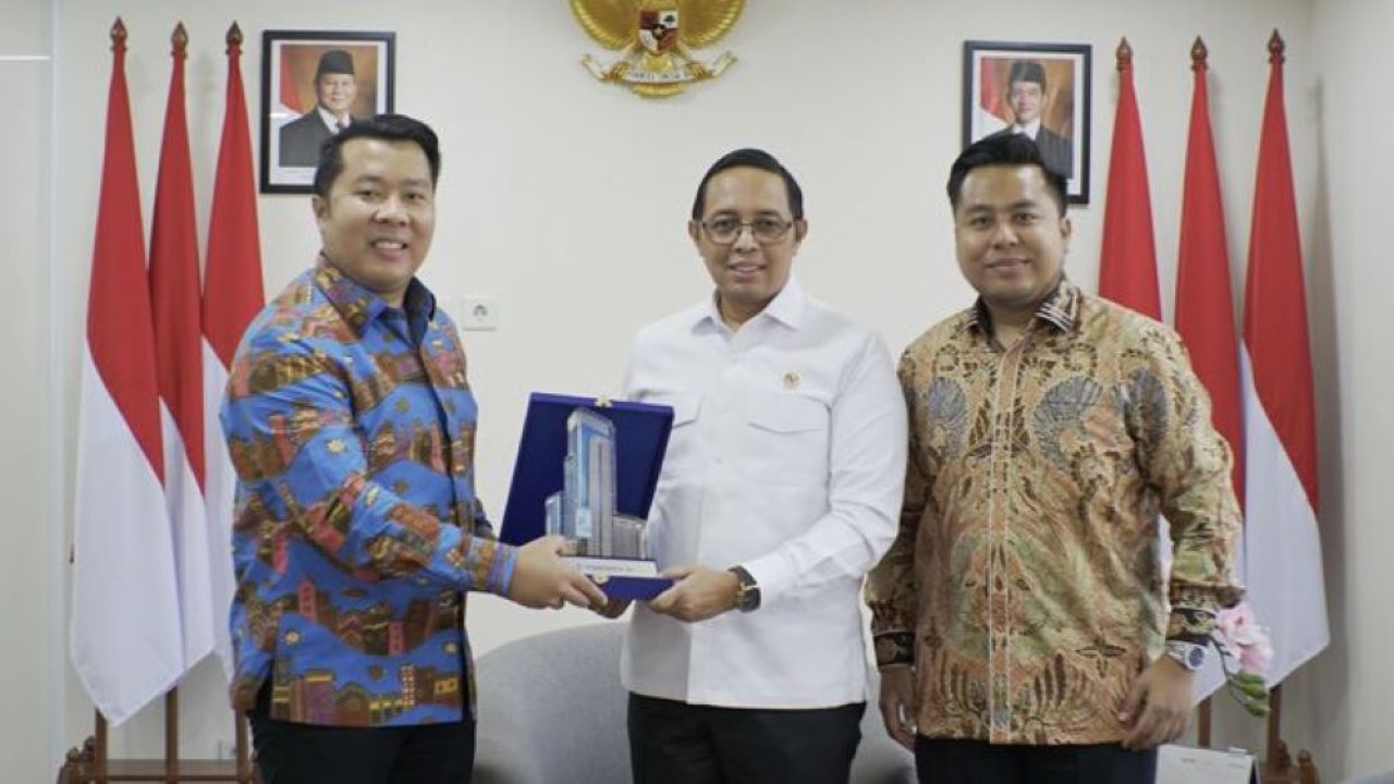 Direksi Nusantara TV Randy Tampubolon (kiri) dan Tommy William Tampubolon (kanan) bersama Kepala Kantor Komunikasi Presiden (Presidential Communication Office/PCO) Hasan Nasbi/Foto: Dok NTV