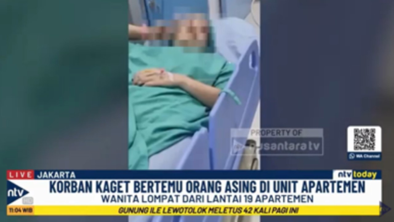 Seorang wanita berinisial A harus menjalani perawatan intensif di rumah sakit akibat loncat dari balkon lantai 19 apartemen di Kalibata gegara kamarnya dimasuki ODGJ