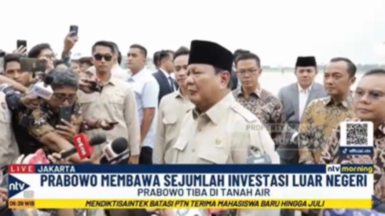 Presiden Prabowo memberikan keterangan pers saat tiba di Bandara Halim Perdanakusuma usai melakukan lawatan ke luar negeri