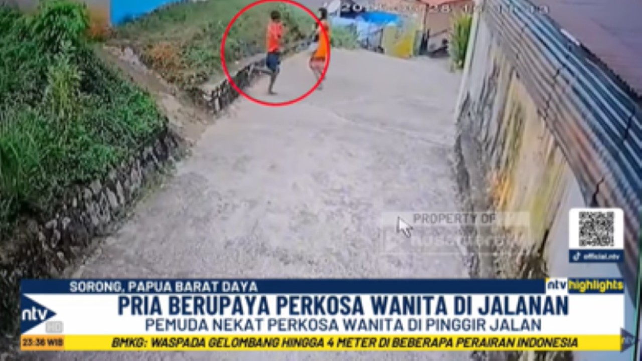 Rekaman CCTV memperlihatkan AM pelaku diam-diam mendekati korban dan memaksa untuk melayani nafsu bejatnya di jalanan