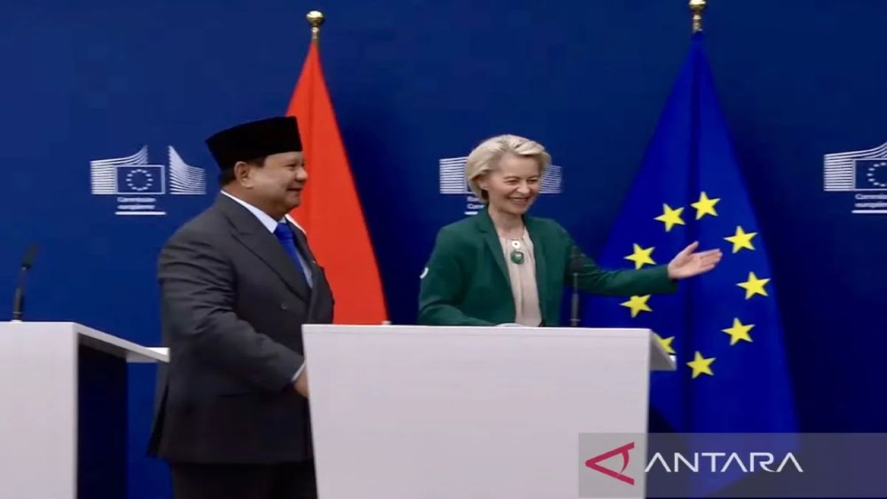 Presiden Prabowo Subianto (kiri) dan Presiden Komisi Eropa Ursula von der Leyen (kanan) meninggalkan ruangan setelah menyampaikan pernyataan bersama yang merupakan rangkaian dari agenda kunjungan resmi Presiden RI di markas Komisi Eropa, Brussels, Belgia, Minggu (13/7/2025). ANTARA/HO-BPMI Sekretariat Presiden.