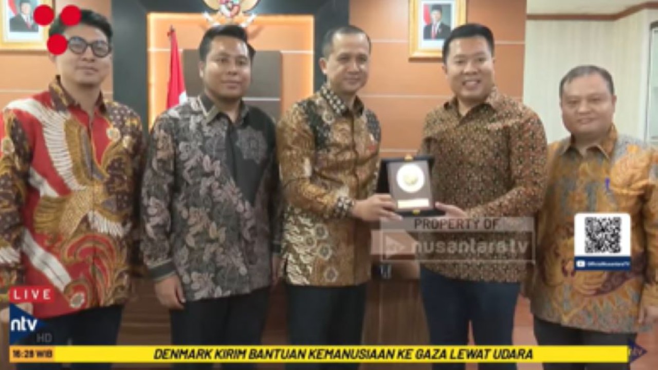 Mentrans Muhammad Iftitah Sulaiman Suryanagara memberikan kenang-kenangan kepada Direktur Nusantara TV Randy Tampubolon (kedua kanan) didampingi Direksi Dimpos Tampubolon (kanan), Tommy William Tampubolon (kedua kiri) dan Pemimpin Redaksi Nusantara TV Abraham Silaban (kiri) usai audiensi di kantor Kementrans.