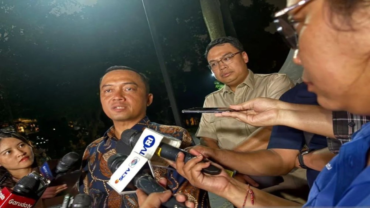 Menteri Sekretaris Negara Prasetyo Hadi menyampaikan keterangan di Kertanegara, Jakarta Selatan, Minggu (12/10/2025). /ANTARA/Genta Tenri Mawangi/