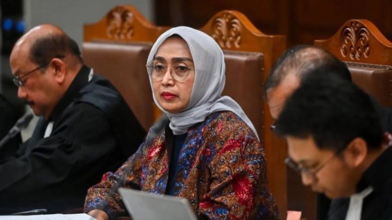 Terdakwa kasus dugaan korupsi di PT ASDP Ira Puspadewi (tengah) mendengarkan keterangan saksi saat sidang lanjutan di Pengadilan Tipikor, Jakarta, Kamis (18/9/2025). Sidang mantan Direktur Utama PT ASDP Indonesia Ferry (Persero) tersebut beragendakan (Antara)