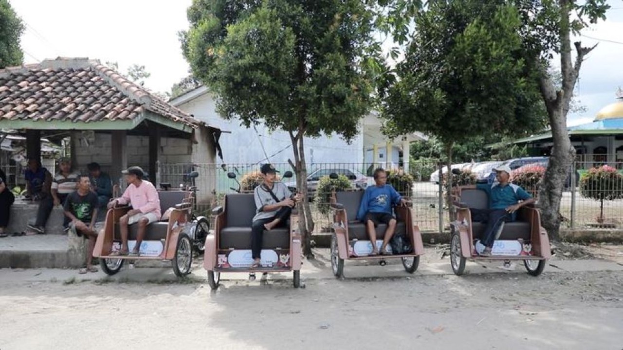 Para pengayuh becak lansia di Tangerang dapat bantuan Becak Listrik dari Prabowo (Istimewa)