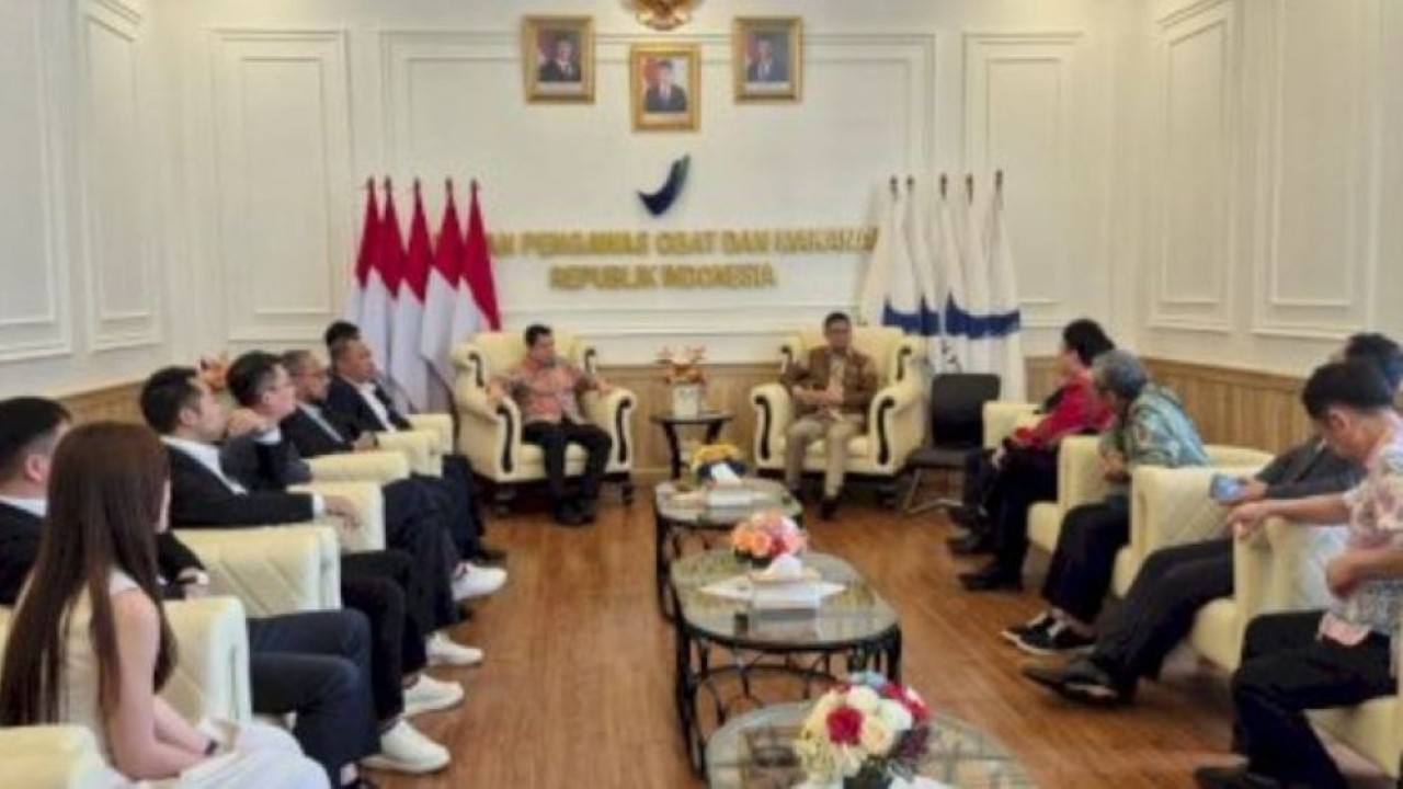 Kepala Badan Pengawas Obat dan Makanan (BPOM) Taruna Ikrar menerima kunjungan pengusaha Malaysia dan China di kantornya, Jakarta