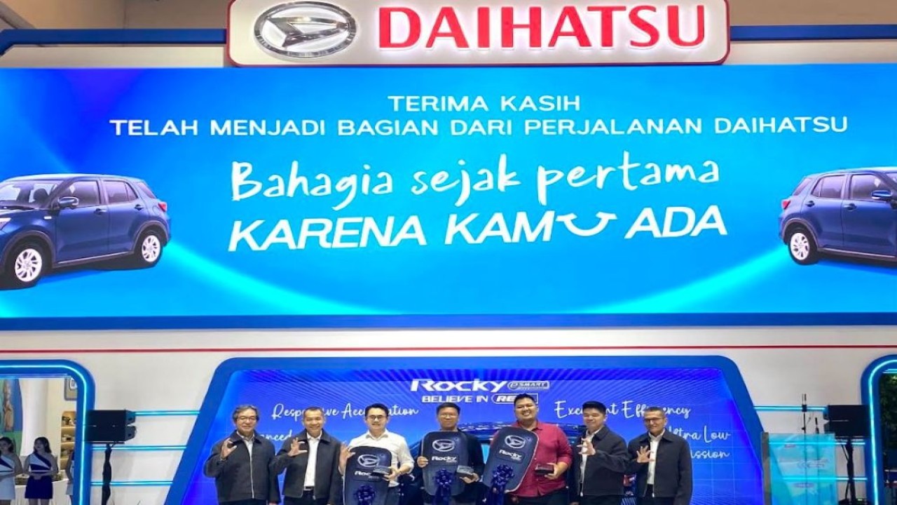 Daihatsu secara resmi menyerahkan tiga unit pertama Rocky Hybrid kepada konsumen dalam seremoni simbolis di ajang GJAW 2025. (Foto: Istimewa/Daihatsu Indonesia)