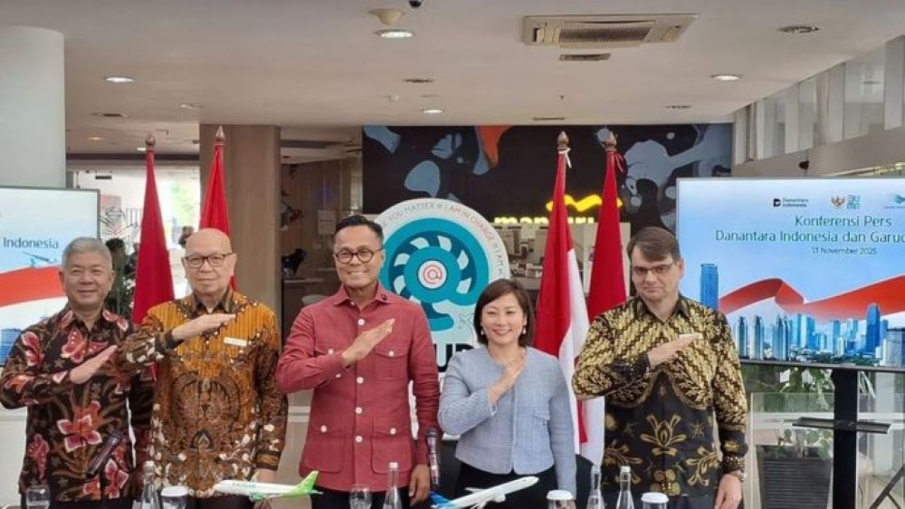 Chief Operating Officer (COO) Danantara Indonesia sekaligus Kepala BP BUMN Dony Oskaria bersama Direktur Utama PT Garuda Indonesia Tbk (GIAA) Glenny Kairupan dan jajaran direksi GIAA dalam konferensi pers di Garuda Sentra Operasi (GSO), Tangerang, Banten, Kamis, 13 November 2025. (ANTARA/ Muhammad Heriyanto) (Antara)