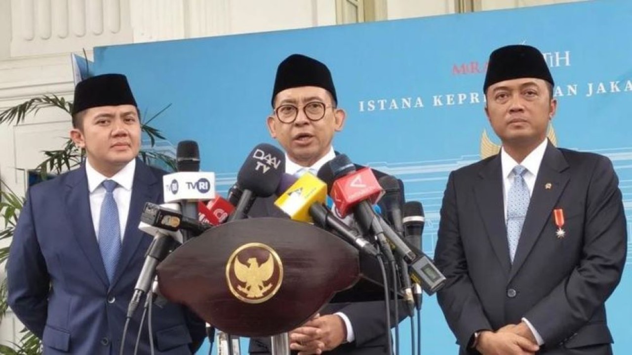 Menteri Kebudayaan sekaligus Ketua Dewan Gelar, Tanda Jasa, dan Tanda Kehormatan (GTK) Fadli Zon (dua kiri) memberikan pernyataan pers di Kompleks Istana Kepresidenan, Jakarta, Senin 10 November 2025. (ANTARA/Andi Firdaus) (Antara)