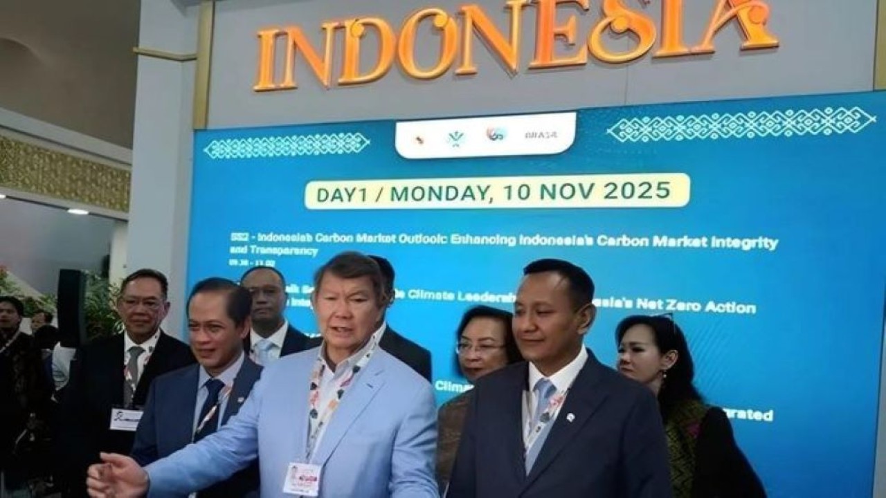 Wamenhut Rohmat Marzuki (depan, kanan), Utusan Khusus Presiden Bidang Energi dan Perubahan Iklim Hashim Djojohadikusumo (depan, kedua dari kanan) dalam peresmian Paviliun Indonesia dalam rangkaian kegiatan COP30 di Brasil, Senin 10 November 2025. (Antara)