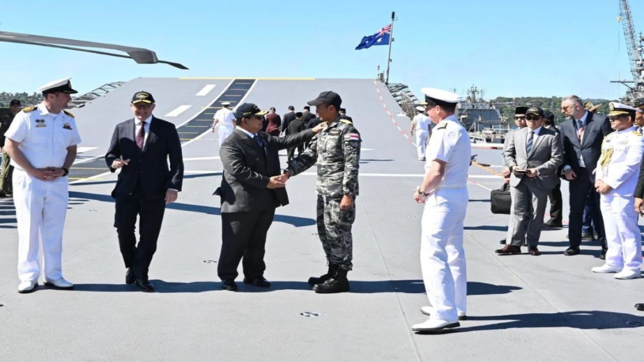 Presiden Republik Indonesia Prabowo Subianto meninjau langsung Kapal HMAS Canberra di Garden Island Naval Base, Australia (Sekretariat Presiden)