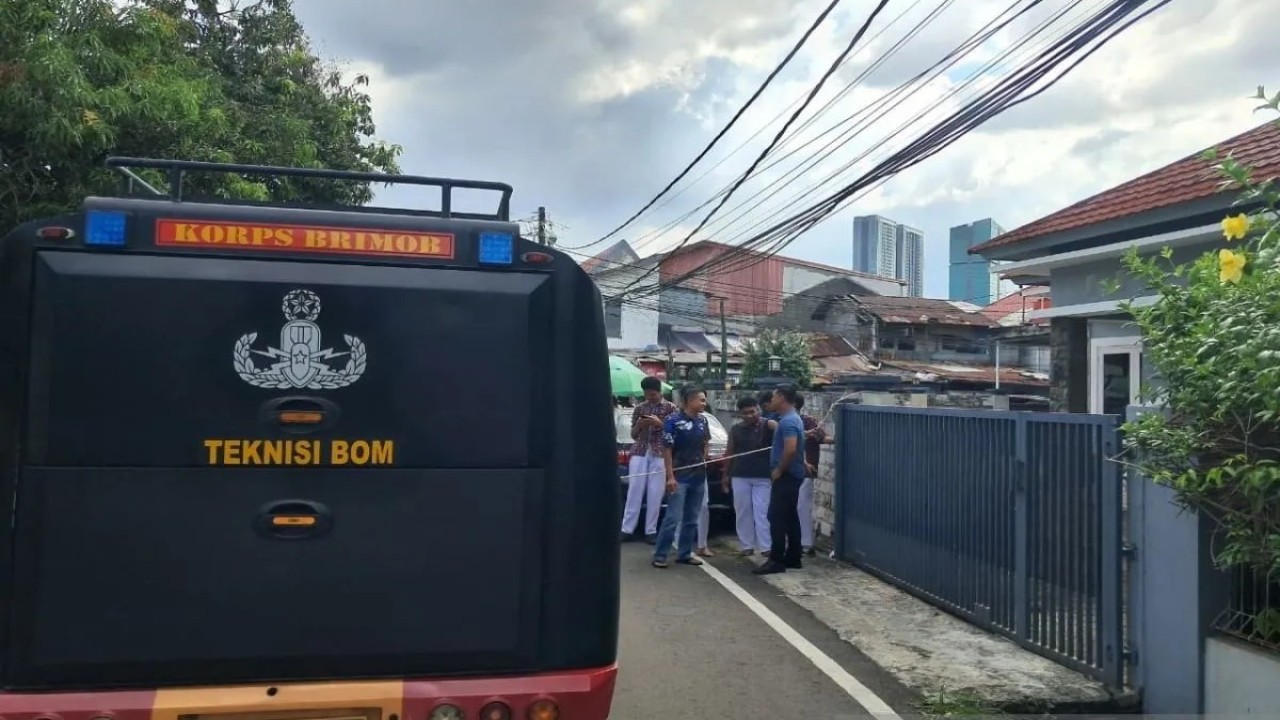 Mobil Penjinak Bom dari Polda Metro Jaya berada di depan SMAN 72 Jakarta Utara pascaterjadi ledakan di sekolah itu, Jumat (7/11/2025). (Foto: ANTARA/Mario Sofia Nasution)