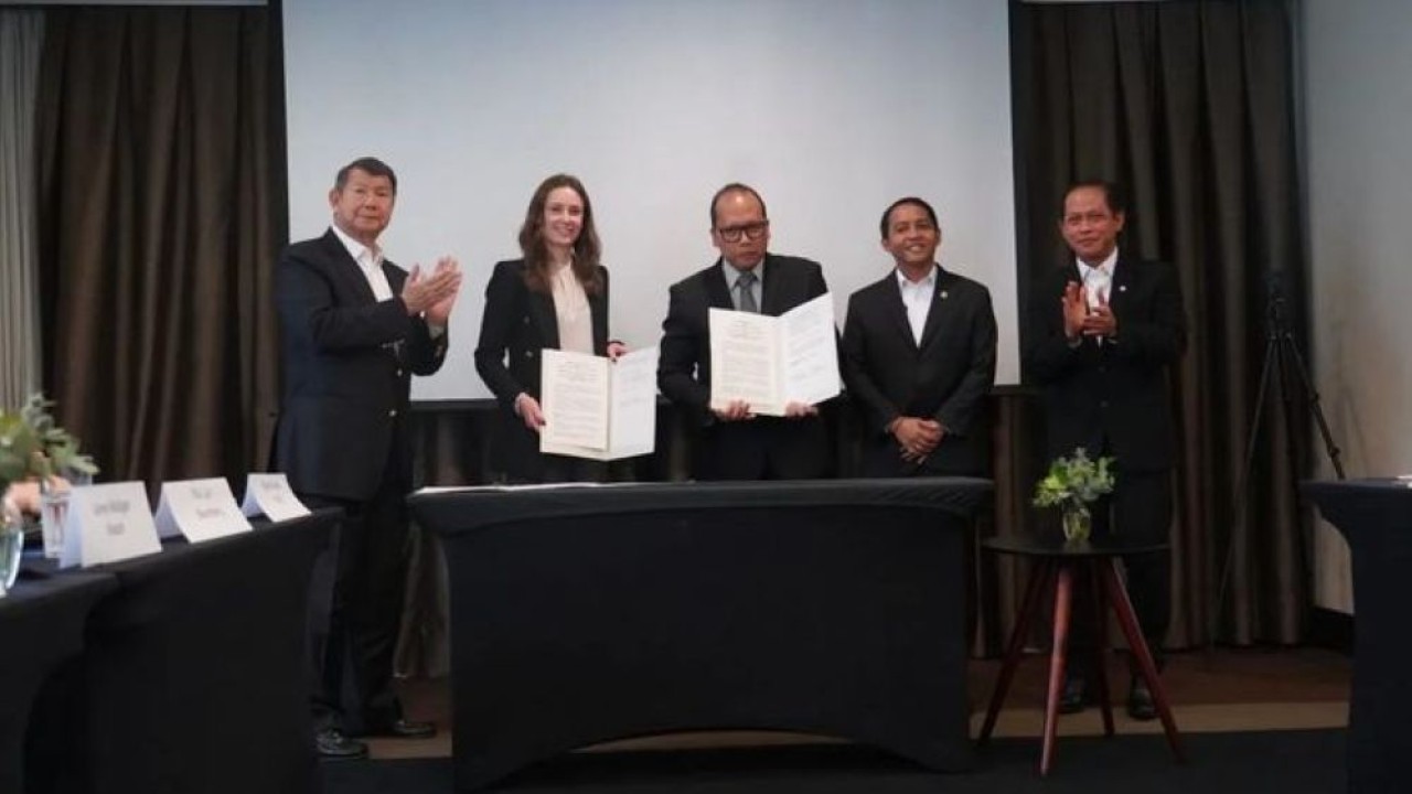 Menhut Raja Juli Antoni (kedua kanan), Menteri LH Hanif Faisol Nurofiq (kanan) dan Utusan Khusus Presiden RI Bidang Perubahan Iklim dan Energi, Hashim Djojohadikusumo dalam penandatanganan MoU dengan ICVCM di Sao Paulo, Brasil 8 November 2025. (Foto: ANTARA/HO-Kemenhut)