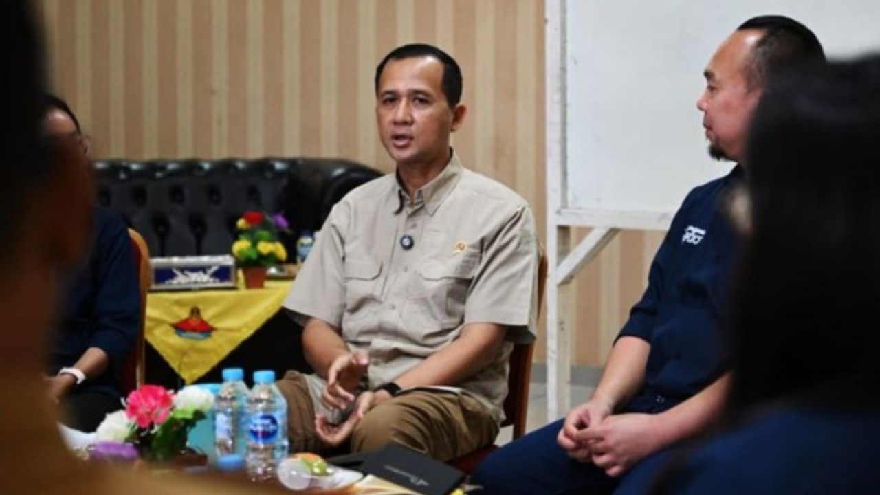 Menteri Transmigrasi M. Iftitah Sulaiman Suryanagara menyampaikan bahwa pembangunan kawasan transmigrasi perlu dipandang sebagai investasi ekonomi yang menghasilkan nilai tambah, bukan sekadar pembangunan infrastruktur.