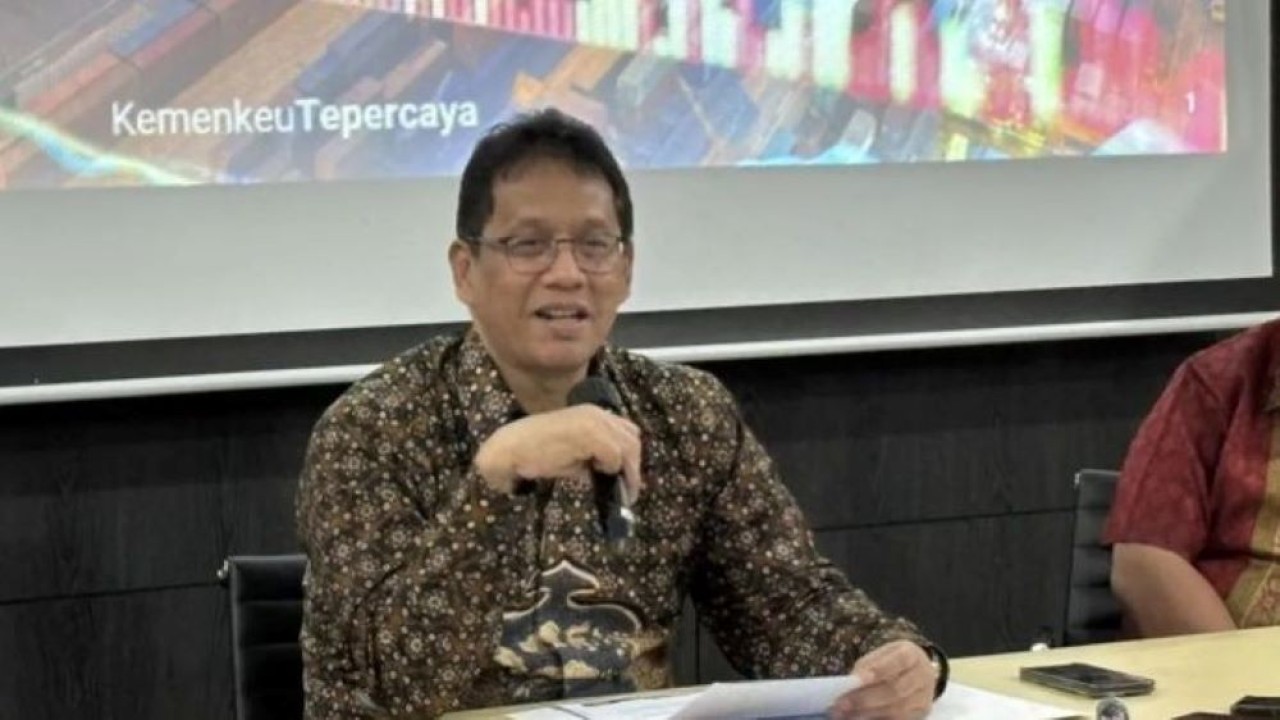 Menteri Keuangan Purbaya Yudhi Sadewa menjawab pertanyaan wartawan dalam taklimat media di kantor Kementerian Keuangan, Jakarta, Jumat, 14 November 2025. (Antara)