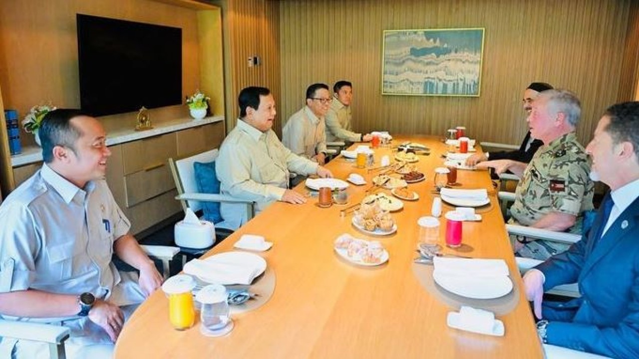 Presiden Prabowo Subianto mengajak Raja Yordania Abdullah II sarapan bersama di hotel tempat sang raja menginap selama berada di Jakarta.
