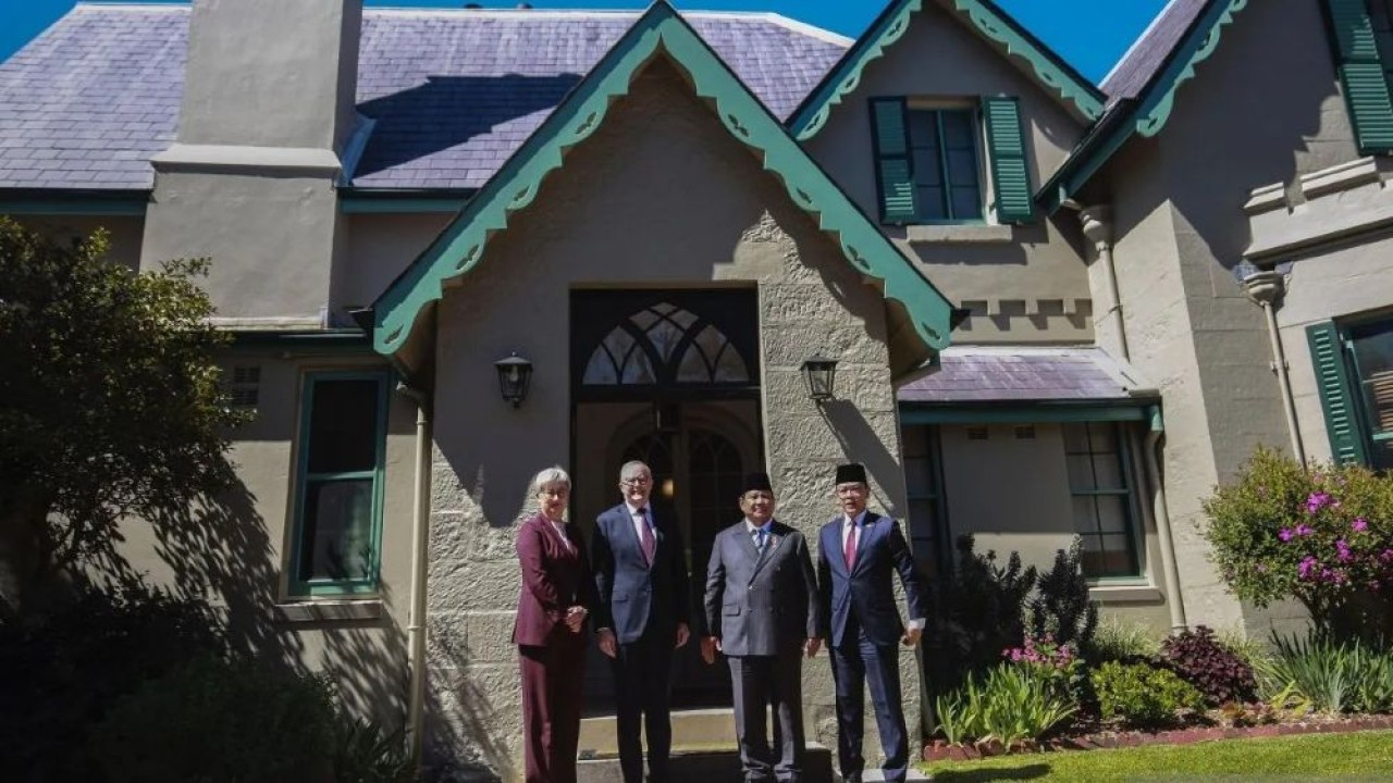Presiden Prabowo Subianto berfoto bersama Perdana Menteri Australia Anthony Albanese di kediaman Kirribilli House, Sydney, Australia, Rabu. (12/11/2025). (Foto: ANTARA/Mentari Dwi Gayati)