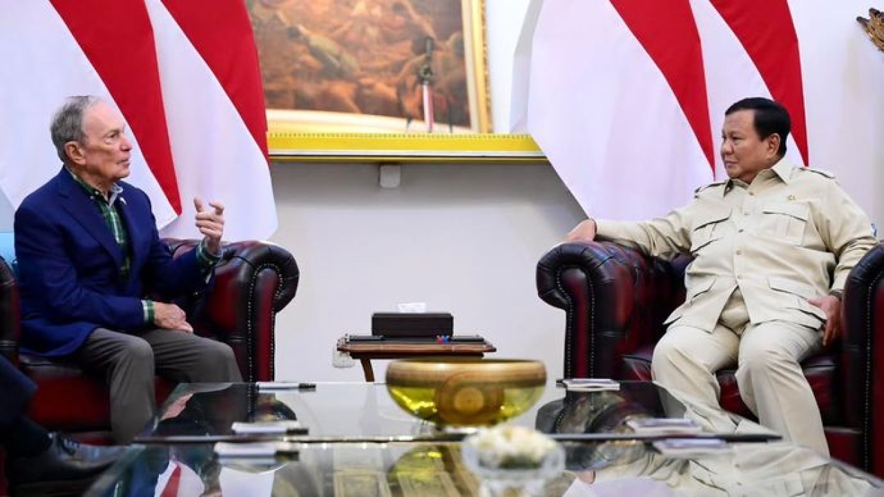 Presiden Prabowo Subianto menerima kunjungan Michael Bloomberg dan delegasi di Istana Kepresidenan, Jakarta, pada Selasa, 18 November 2025.