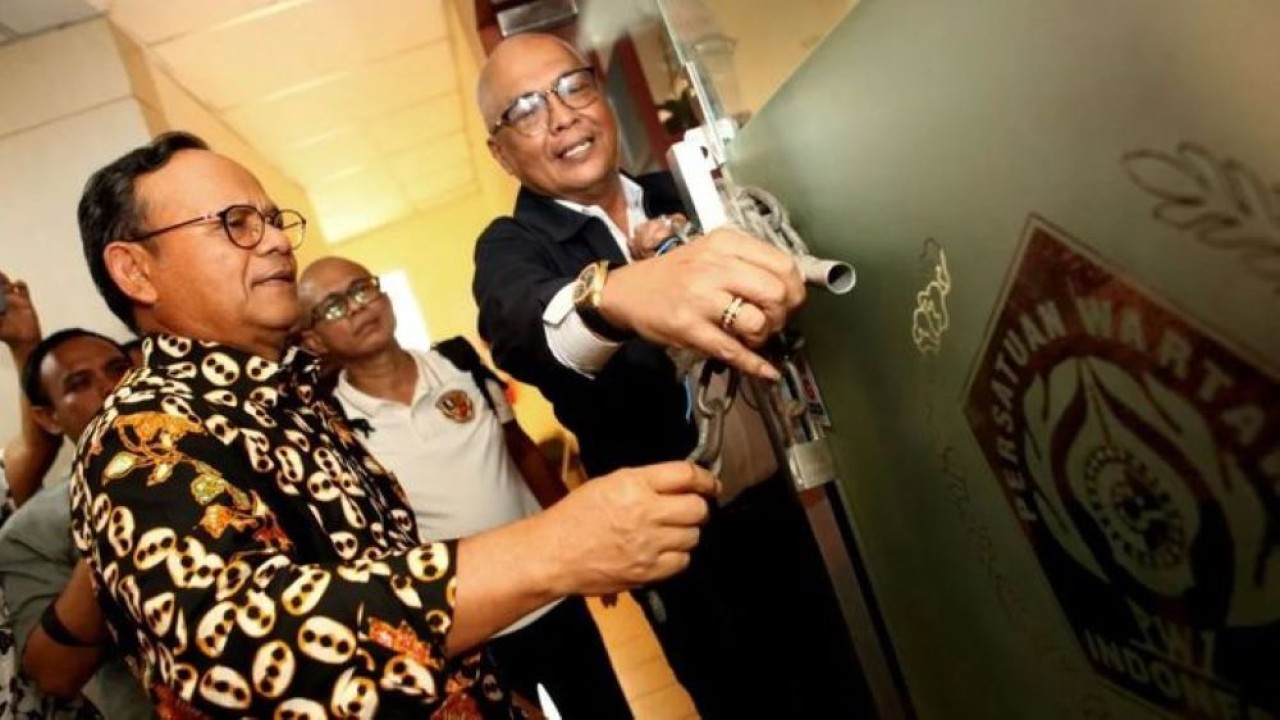 Ketua Umum Persatuan Wartawan Indonesia (PWI) Pusat Akhmad Munir (kanan) dengan Ketua Dewan Pers Komaruddin Hidayat membuka kembali lantai 4 Gedung Dewan Pers, Jalan Kebon Sirih, Jakarta, Kamis, 25 September 2025. (ANTARA)