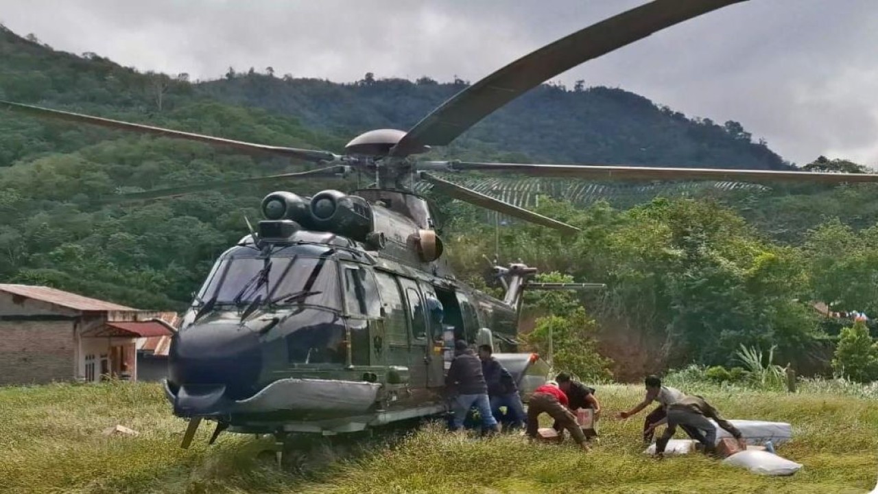 Tampak kru helikopter mengedrop barang kepada warga yang sudah menunggu. (Foto: Istimewa)