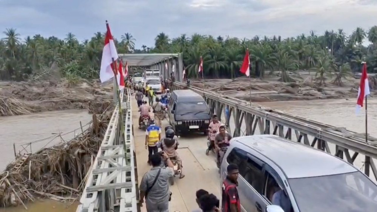 Pembangunan jembatan Bailey menjadi salah satu fokus utama pemerintah sejak bencana banjir bandang dan longsor melanda Aceh, Sumatra Barat, dan Sumatra Utara pada akhir November lalu. (Foto: Istimewa)