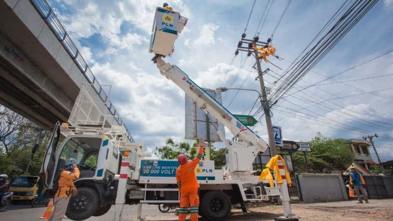 Ilustrasi. Pasukan Khusus PLN Pekerjaan Dalam Keadaan Bertegangan (PPDKB). (Foto: Istimewa/PLN)