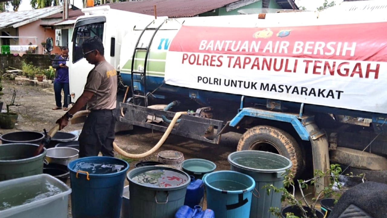 Polri bersama unsur terkait telah mendistribusikan 35 tangki air bersih ke tiga wilayah terdampak, yakni Kabupaten Langkat, Tapanuli Selatan, dan Tapanuli Tengah.