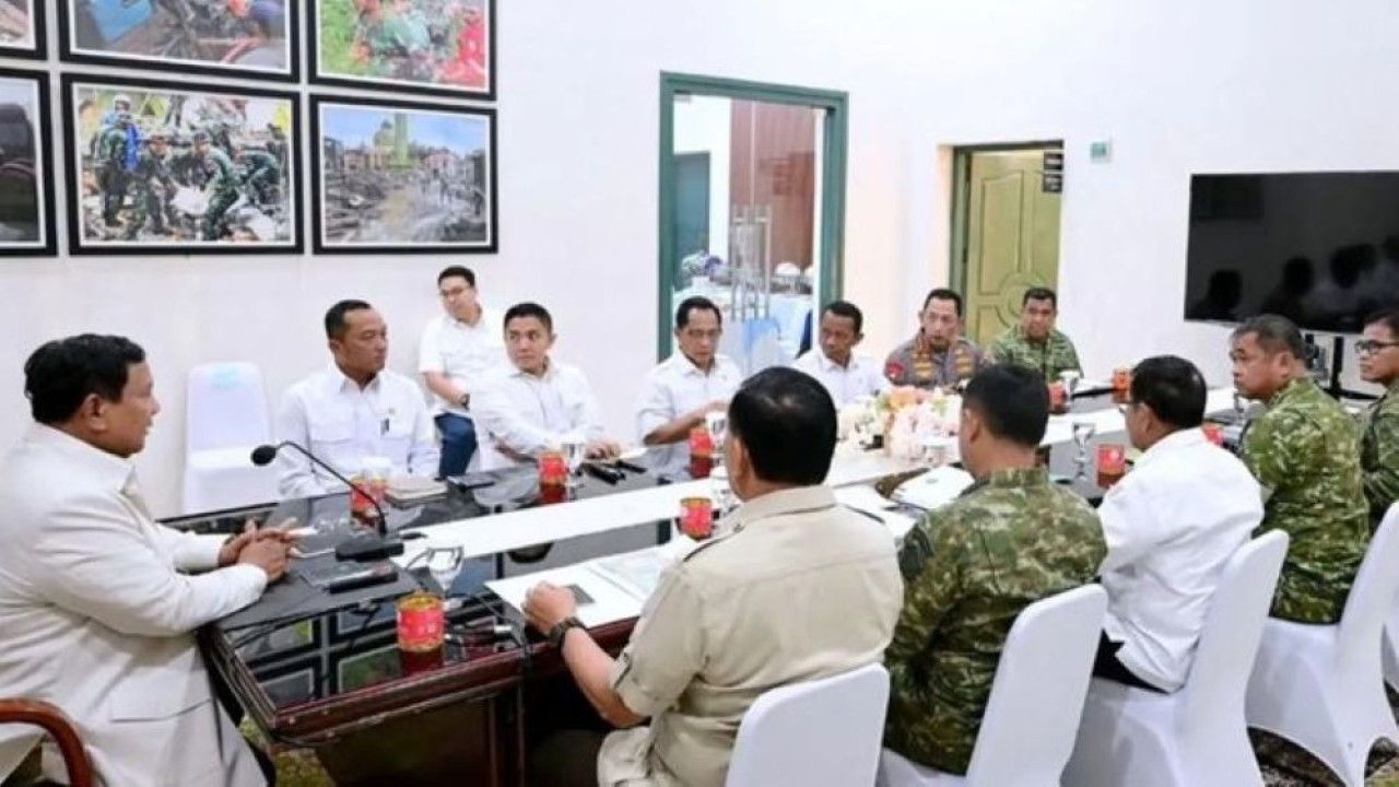 Presiden Prabowo Subianto menggelar Rapat Terbatas Tertutup di Sumatra Barat bersama Menteri dan Pimpinan TNI-Polri. (Foto: Istimewa)
