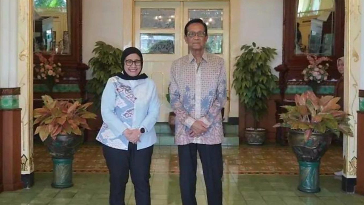 Wakil Kepala BGN Nanik Sudaryati Deyang (kiri) usai bertemu Sri Sultan Hamengkubuwono X di Gedong Wilis, Komplek Kantor Gubernur DIY, Selasa, 23 Desember 2025. ANTARA/HO-BGN. (Antara)