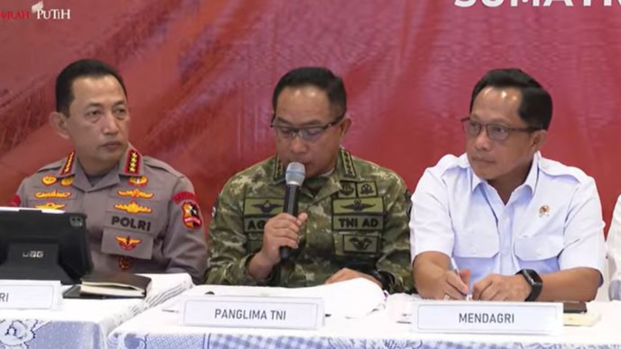 Panglima TNI Jenderal TNI Agus Subiyanto (tengah) (Youtube Sekretariat Presiden)