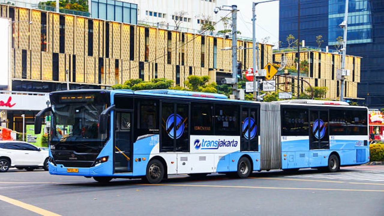 Bus Transjakarta, salah satu transportasi umum di Jakarta yang gratis pada malam tahun baru.